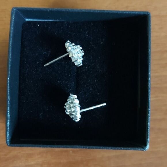 925 Sterling Silver Sparkling Flower Stud Earrings - Picture 13 of 13